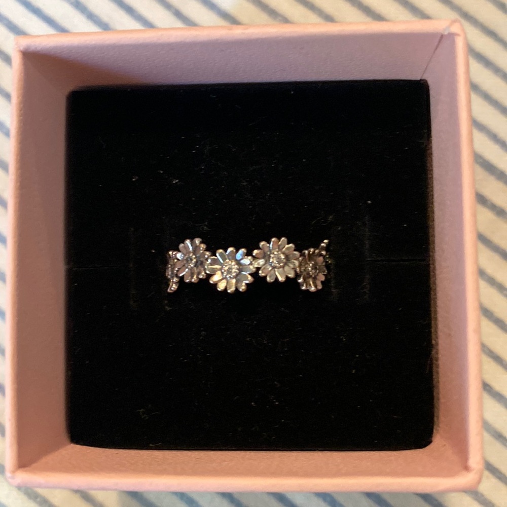 Pandora sparkling flower crown ring